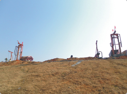 迎風飄揚的紅旗（射水造墻機緊張作業(yè)）