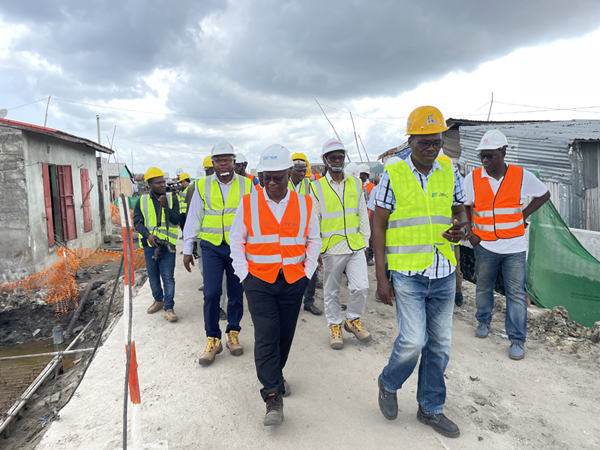 貝寧總統代表團一行蒞臨集團公司承建的 貝寧科托努Qb市政項目視察工作